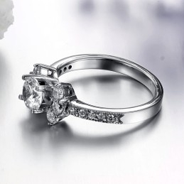 Große Auswahl An Weiblichen Titanringen Mit Herz- Und Pfeilschliff Und Strass