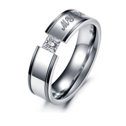 Bekannt Für Seinen Hochwertigen Titanring Für Verliebte