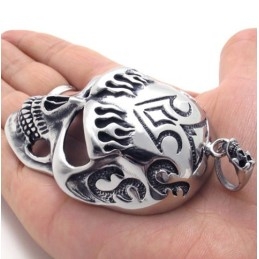 Titan-Anhänger Mit Totenkopfmaske